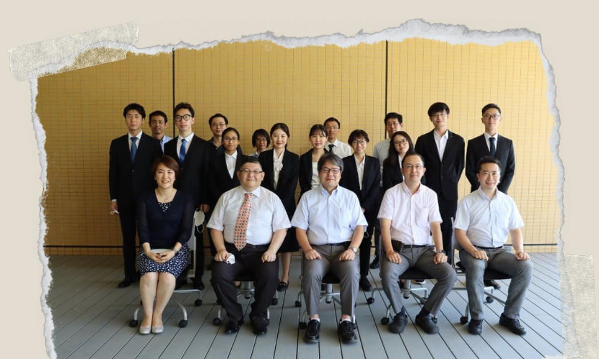 Khải cùng các giảng viên và bạn học trong ngày bảo vệ khoá luận tốt nghiệp đại học.