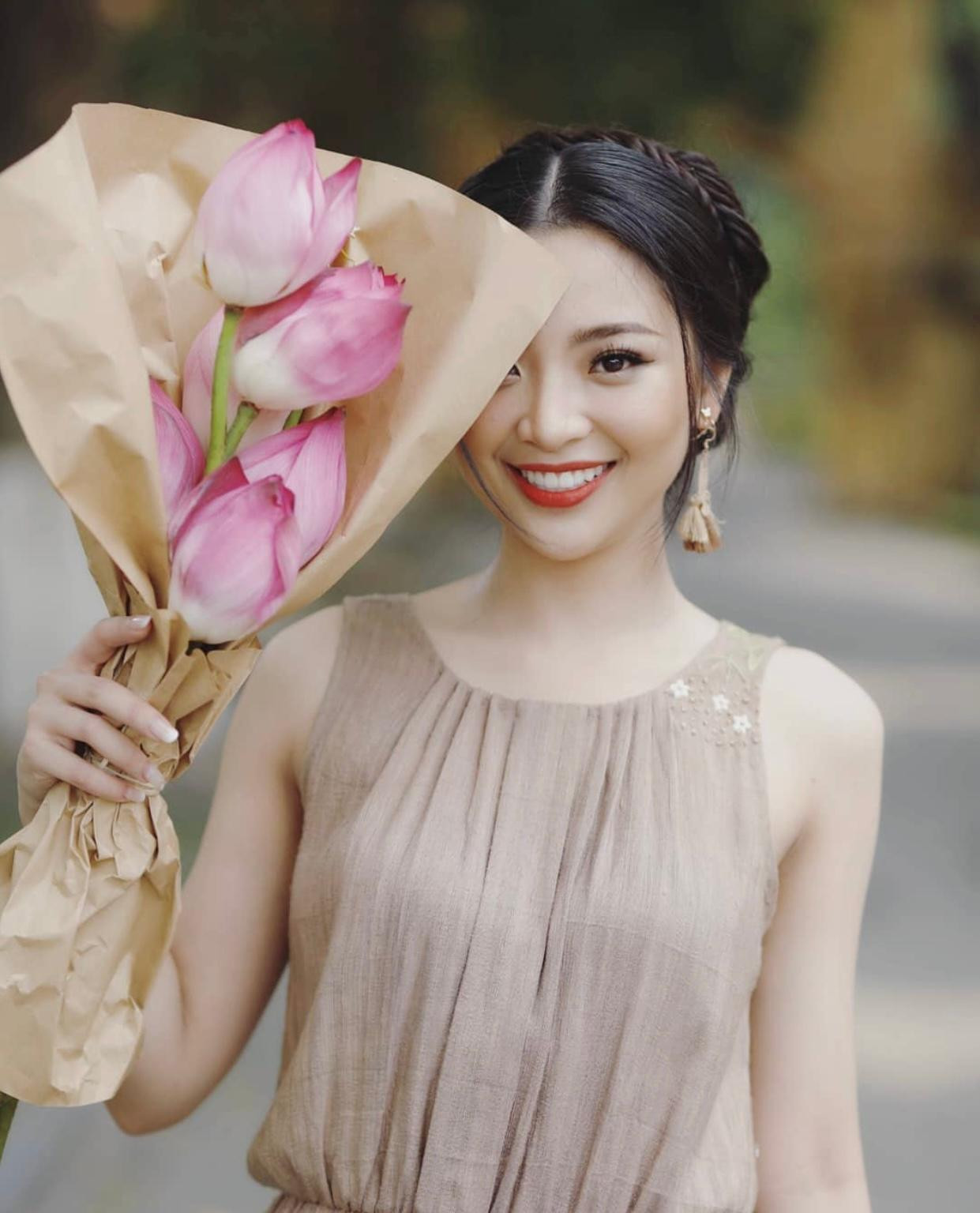 Đỗ Hồng Hạnh – đã có thành tích khá nổi bật tại các cuộc thi về sắc đẹp: Top 15 Hoa khôi Sinh viên Việt Nam 2018, Top 7 Miss Áo dài Việt Nam 2018… Đỗ Hồng Hạnh – đã có thành tích khá nổi bật tại các cuộc thi về sắc đẹp: Top 15 Hoa khôi Sinh viên Việt Nam 2018, Top 7 Miss Áo dài Việt Nam 2018…