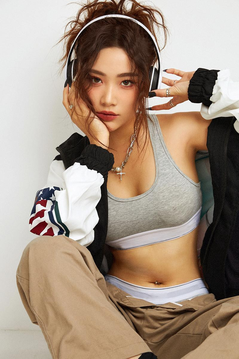 Luôn để lại ấn tượng cho mọi người với phong cách nhẹ nhàng, nữ tính, ở bộ ảnh lần này, Mai Huê đã “lột xác” hoàn toàn trong phong cách mới, ấn tượng.