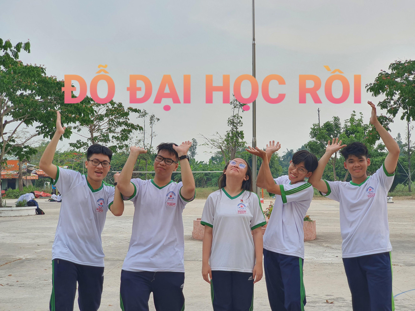 Minh Khang cùng các bạn cấp 3 tại Trường THPT chuyên Lý Tự Trọng. Minh Khang cùng các bạn cấp 3 tại Trường THPT chuyên Lý Tự Trọng.