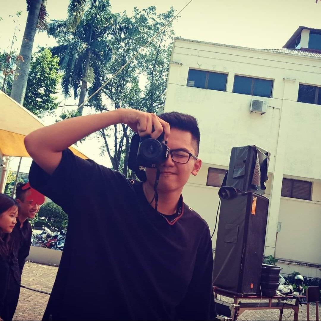 Việt Long tích cực tham gia các câu lạc bộ nhằm cải thiện kĩ năng sống và vốn hiểu biết của bản thân. Việt Long tích cực tham gia các câu lạc bộ nhằm cải thiện kĩ năng sống và vốn hiểu biết của bản thân.