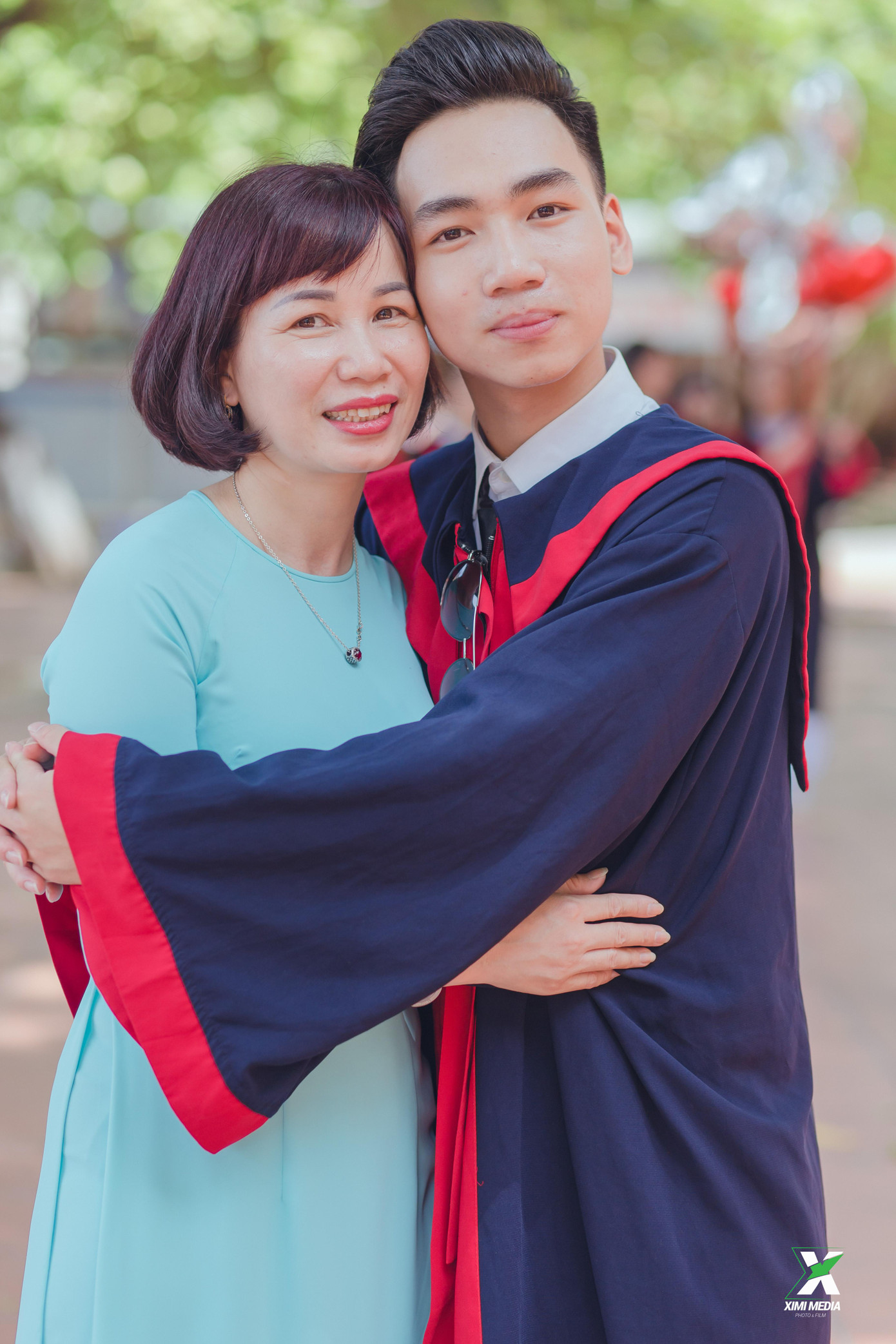 Người mẹ ở nhà, người cô ở lớp.