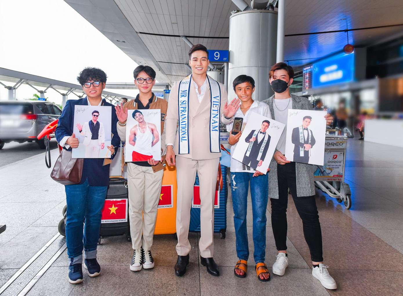 Người hâm ra sân bay tiễn Quán quân Đạt Kyo.