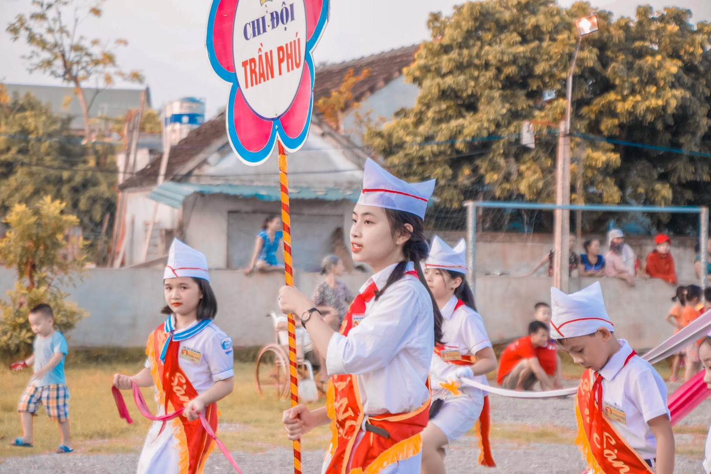 Bên cạnh đó, cô thường xuyên tham gia các hoạt động Đoàn - Hội tại địa phương.