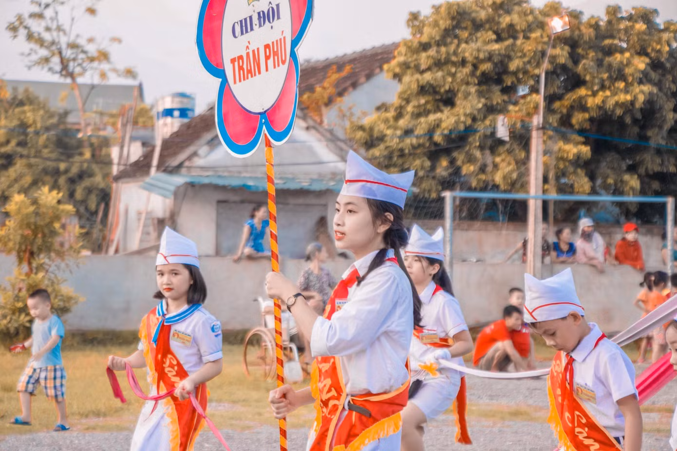 Bên cạnh đó, cô thường xuyên tham gia các hoạt động Đoàn - Hội tại địa phương.