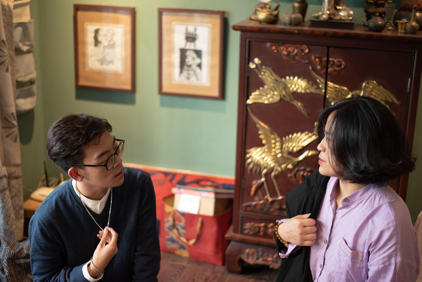 Tiến sĩ Triết học Tôn giáo Lương Thị Thu Hường trò chuyện với người tham gia.