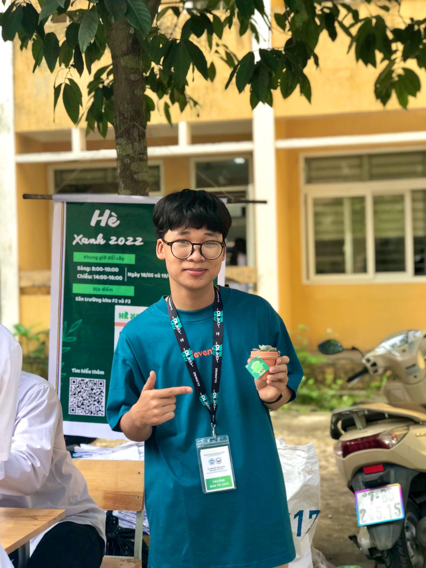 Quốc Khánh (sinh năm 2005) quê Tuyên Quang, hiện đang là học sinh lớp 12A2 Trường Trung học Phổ thông (THPT) Lâm Nghiệp. Quốc Khánh (sinh năm 2005) quê Tuyên Quang, hiện đang là học sinh lớp 12A2 Trường Trung học Phổ thông (THPT) Lâm Nghiệp.