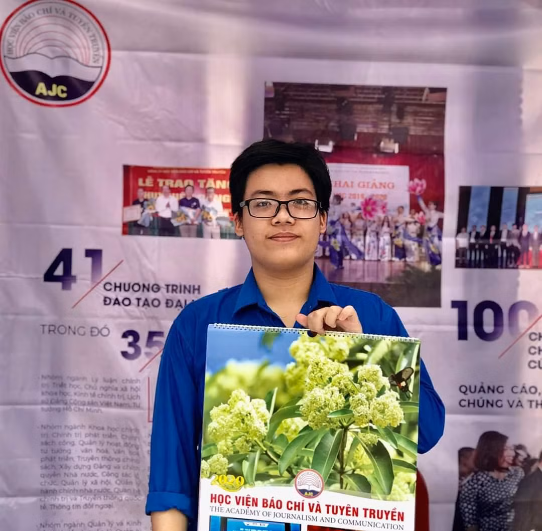 Ngọc Quỳnh tham gia Ngày hội Tư vấn tuyển sinh và định hướng nghề nghiệp 2020 tại trường THPT Chuyên Hạ Long.