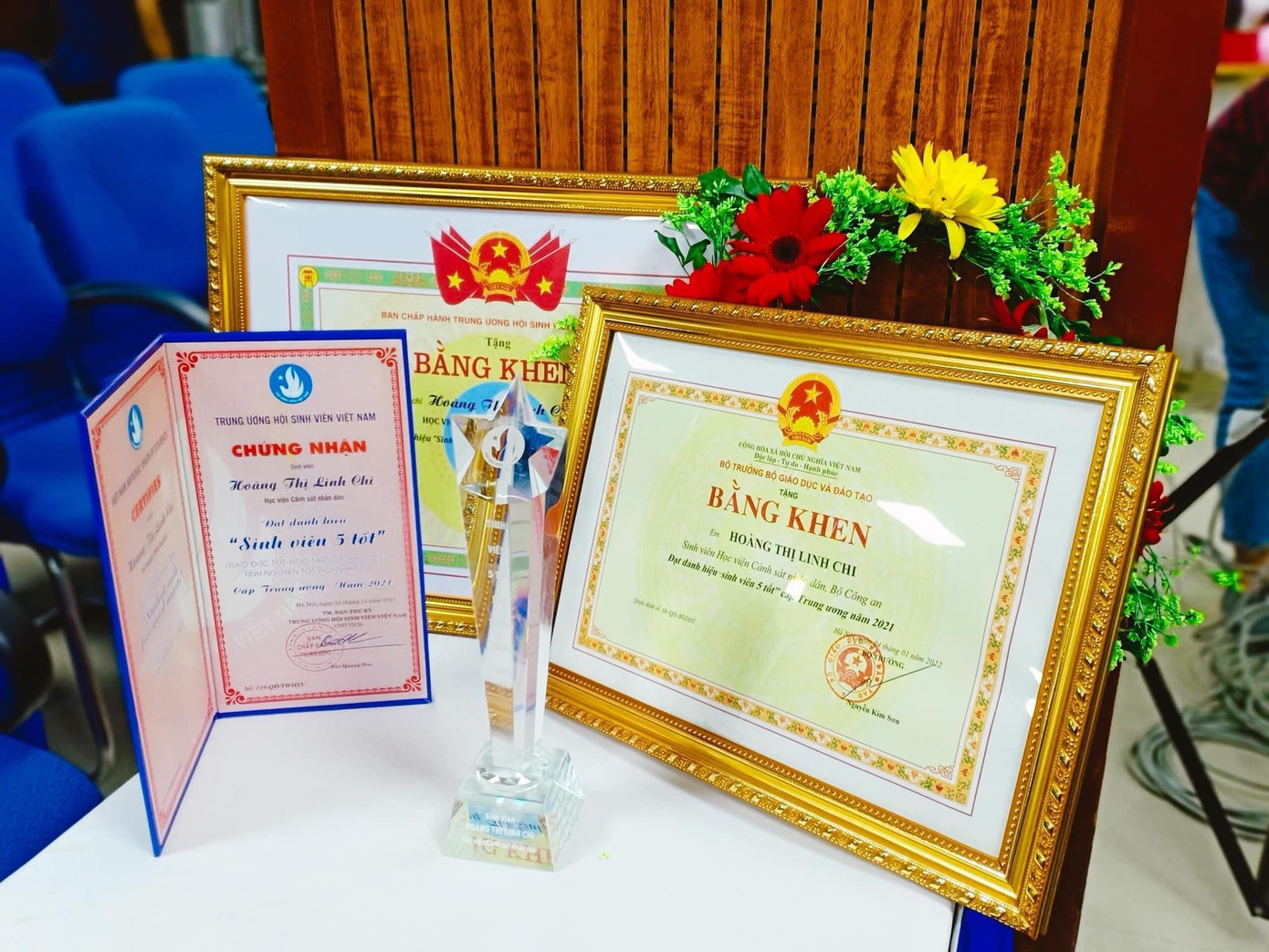 Một số chứng nhận và bằng khen “Sinh viên 5 tốt” của Linh Chi.