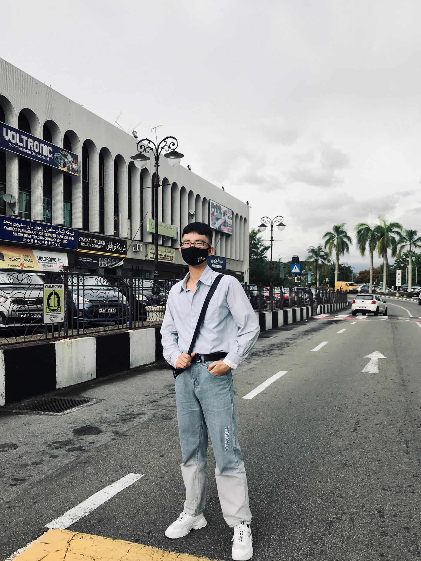 Hiệp chụp ảnh kỷ niệm tại đường phố ở thủ đô Bandar Seri Begawan.