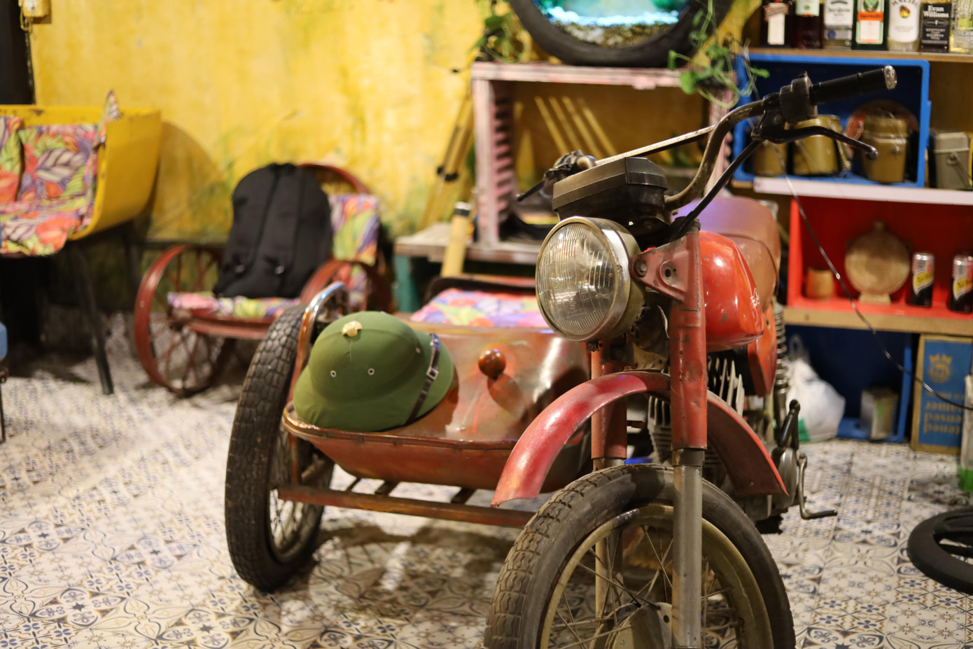 Xe máy cũ được biến hóa thành chiếc bàn cà phê có một không hai.
