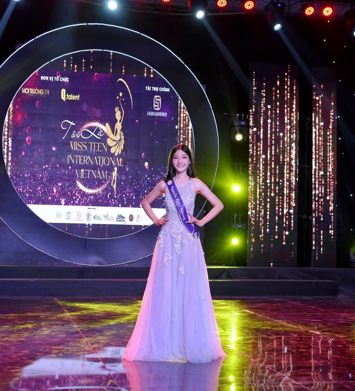 Thùy Nhung trong phần thi trình diễn trang phục Dạ hội của Nhà thiết kế Nguyễn Minh Tuấn. Thùy Nhung trong phần thi trình diễn trang phục Dạ hội của Nhà thiết kế Nguyễn Minh Tuấn.