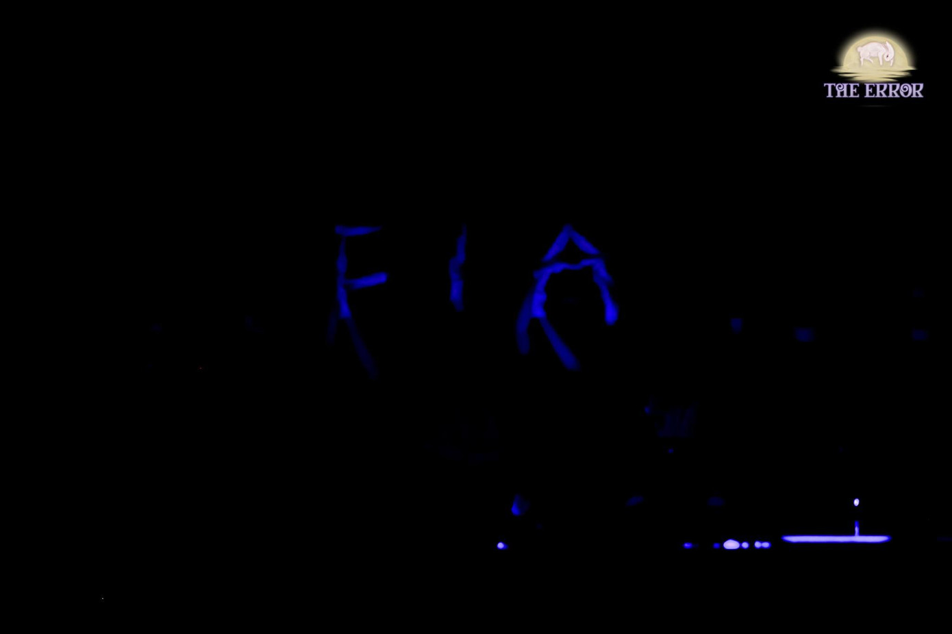 Những điệu múa uyển chuyển, “thoắt ẩn thoắt hiện” trong bóng tối khiến không khí đêm hội thêm phần ma mị, rùng rợn.