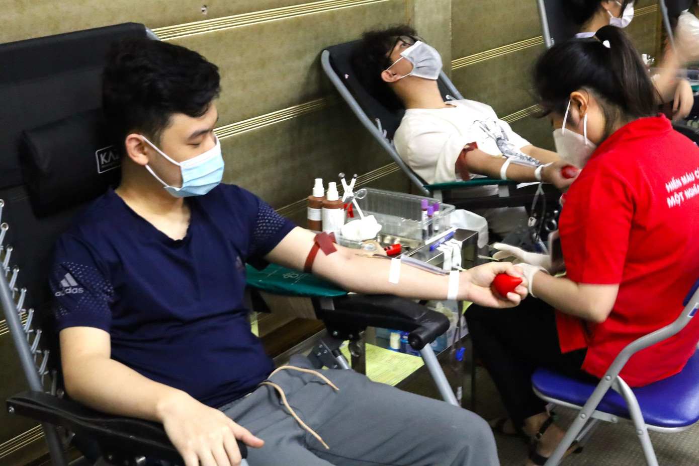 Trong ngày đầu tiên chương trình Sắc Hồng Blouse 15 diễn ra, rất nhiều người đã tới, chia sẻ giọt máu hồng với mong muốn được cứu, giúp người bệnh.