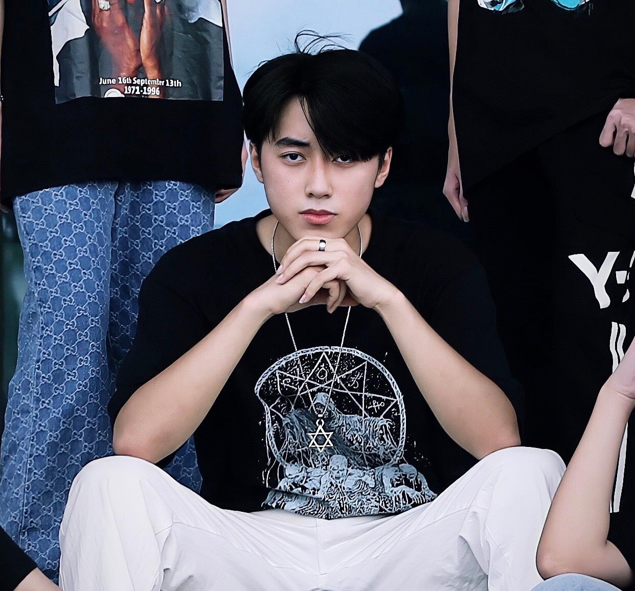 Nguyễn Thái Huy sinh năm 2004 là chàng trai gen Z gốc Hải Dương với ngoại hình điển trai và tinh thần cháy hết mình với nghệ thuật.