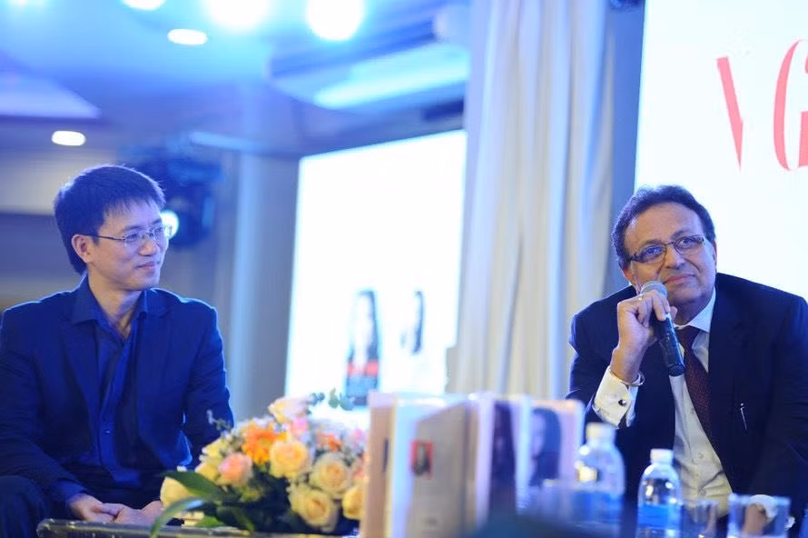 Nhà báo Nguyễn Tuấn Anh (ảnh bên trái) hiện là trưởng ban Sinh Viên, báo Tiền Phong. Anh được đào tạo bài bản về Marketing hiện đại từ Nguyên Chủ tịch Hiệp hội Giám đốc Marketing châu Á Tiến sĩ Alok Bharadwaj (ảnh bên phải).