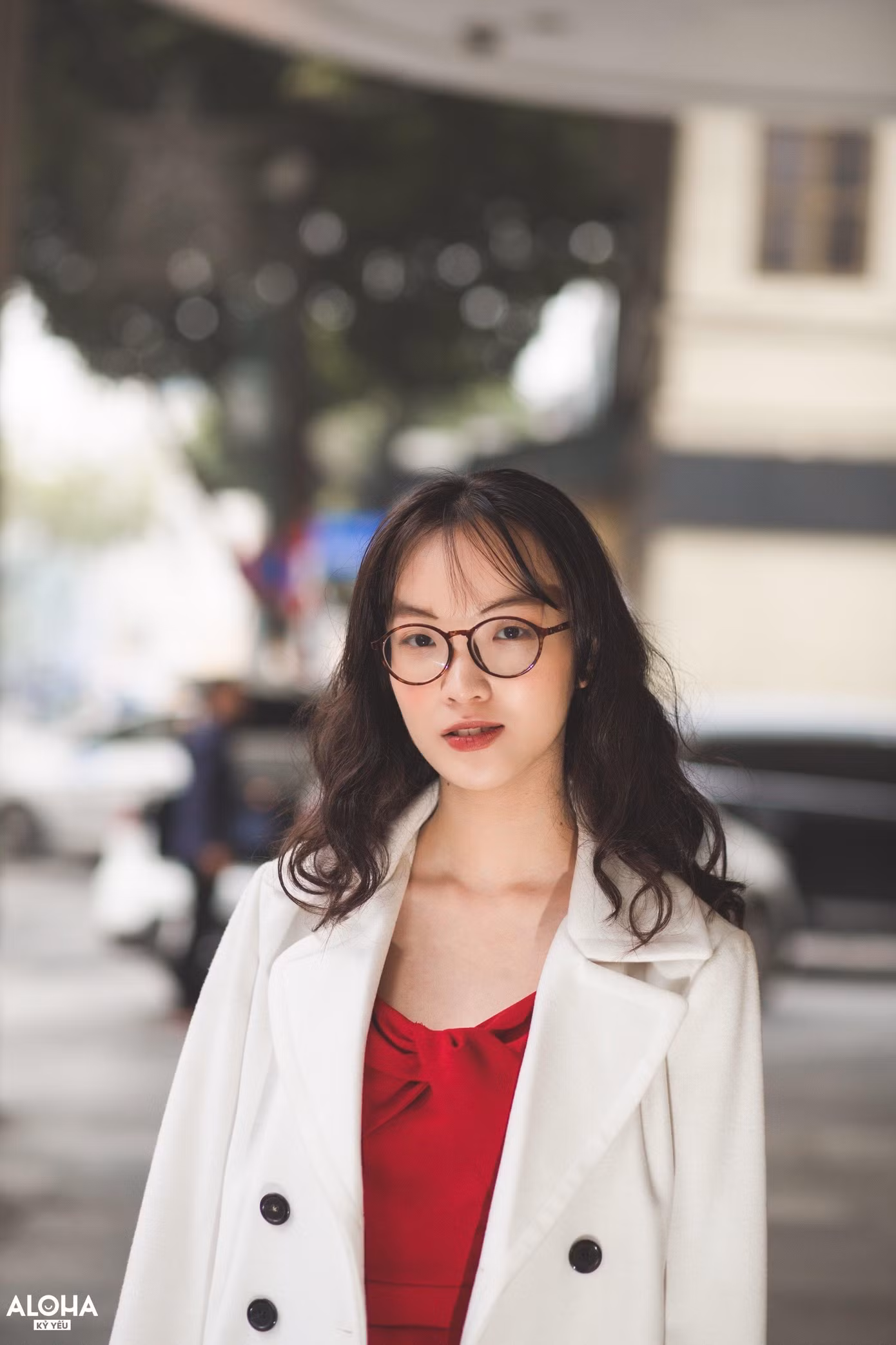 Dù cuộc sống có nhiều chông gai, thì Nguyên Chi luôn mỉm cười và suy nghĩ theo chiều hướng tích cực vì cô biết rằng “bùn dưới chân nhưng nắng ở trên đầu”.