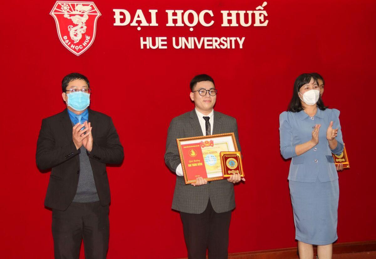 Minh Hoàng là một trong 7 sinh viên tiêu biểu của Đại học Huế nhận giải thưởng “Sao Tháng Giêng” cấp Trung ương năm 2021. Minh Hoàng là một trong 7 sinh viên tiêu biểu của Đại học Huế nhận giải thưởng “Sao Tháng Giêng” cấp Trung ương năm 2021.