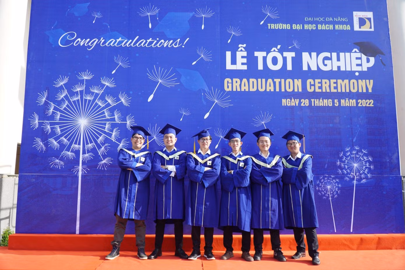 Minh Hoàng và các bạn cùng lớp 17TCLC1, Khoa Công nghệ thông tin. Minh Hoàng và các bạn cùng lớp 17TCLC1, Khoa Công nghệ thông tin.