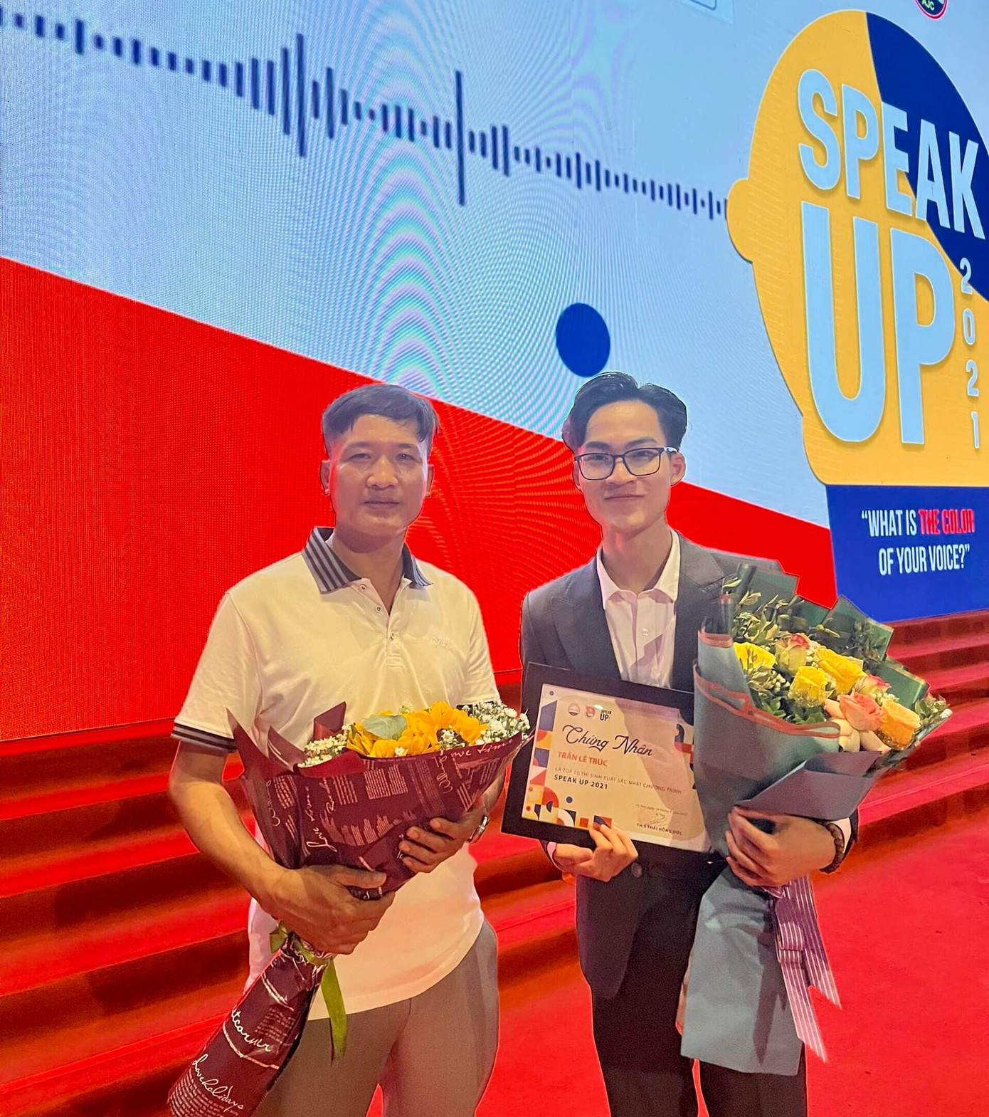 Lê Trúc chụp ảnh cùng bố sau cuộc thi Speak up 2021.