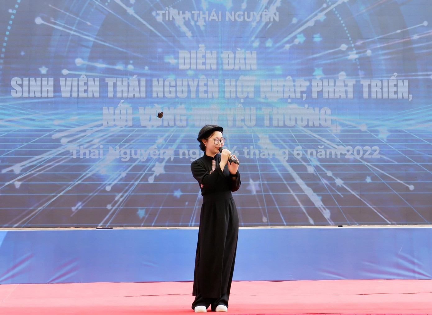 Cô nàng có sở trường ca hát.