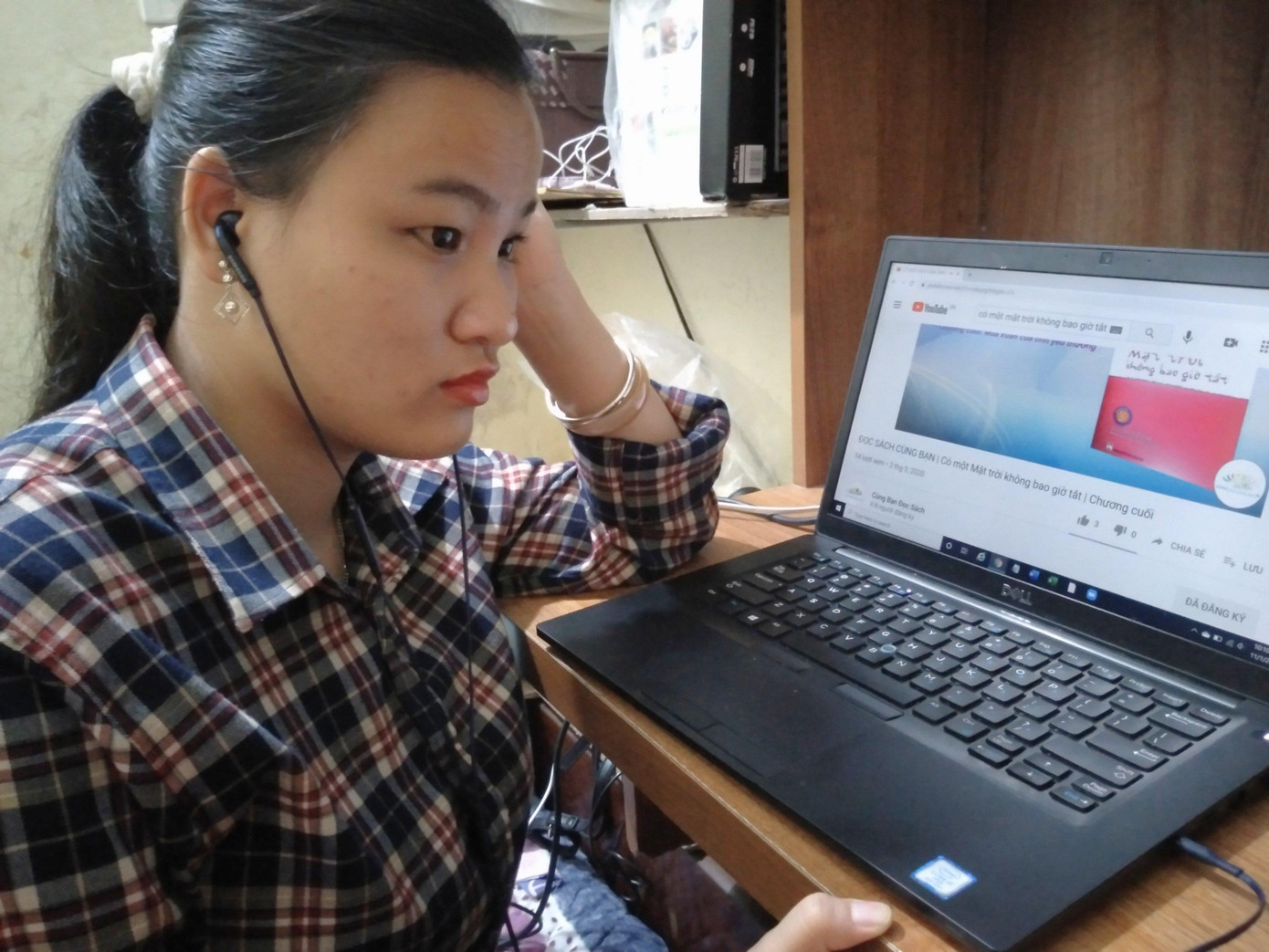 Nghiêm Vũ Thu Loan, sinh viên khiếm thị Đại học RMIT với CBDS.