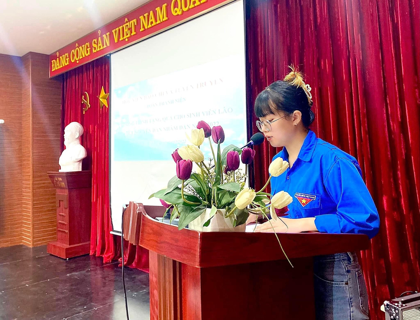 Tuệ Linh rất biết ơn các thầy cô trong khoa Tuyên truyền và thầy Bí thư Đoàn đã tạo cơ hội cho cô được tham gia vào Văn phòng Đoàn Học viện. Tuệ Linh rất biết ơn các thầy cô trong khoa Tuyên truyền và thầy Bí thư Đoàn đã tạo cơ hội cho cô được tham gia vào Văn phòng Đoàn Học viện.