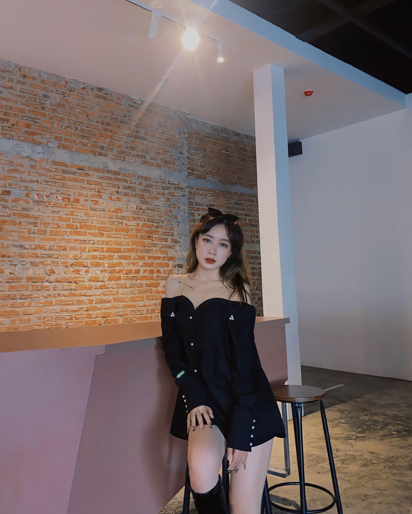 Song song với việc học trên trường, Kiều Trinh cũng đi làm mẫu ảnh và đang là trưởng cửa hàng tại một shop quần áo. Song song với việc học trên trường, Kiều Trinh cũng đi làm mẫu ảnh và đang là trưởng cửa hàng tại một shop quần áo.