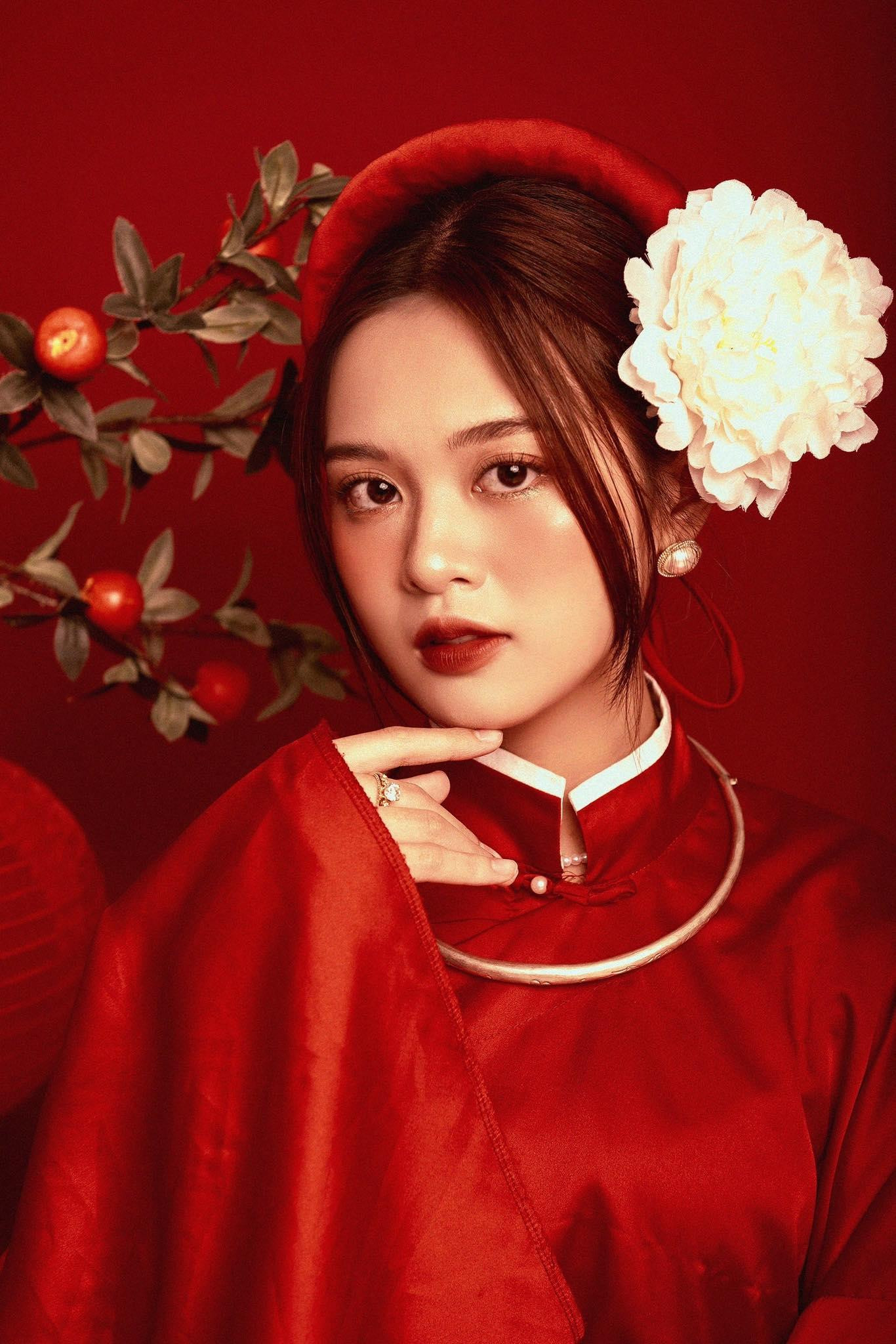 Lựa chọn áo dài đỏ, Khánh Linh hy vọng về một năm mới nhiều may mắn, hạnh phúc.