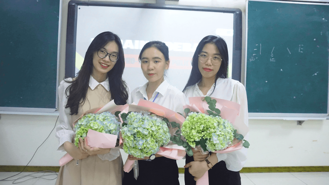 Ban Chủ nhiệm hiện tại của Câu lạc bộ Loa Quốc tế (từ trái qua phải): Thuỳ Linh, Mai Hương và Thu Hương.