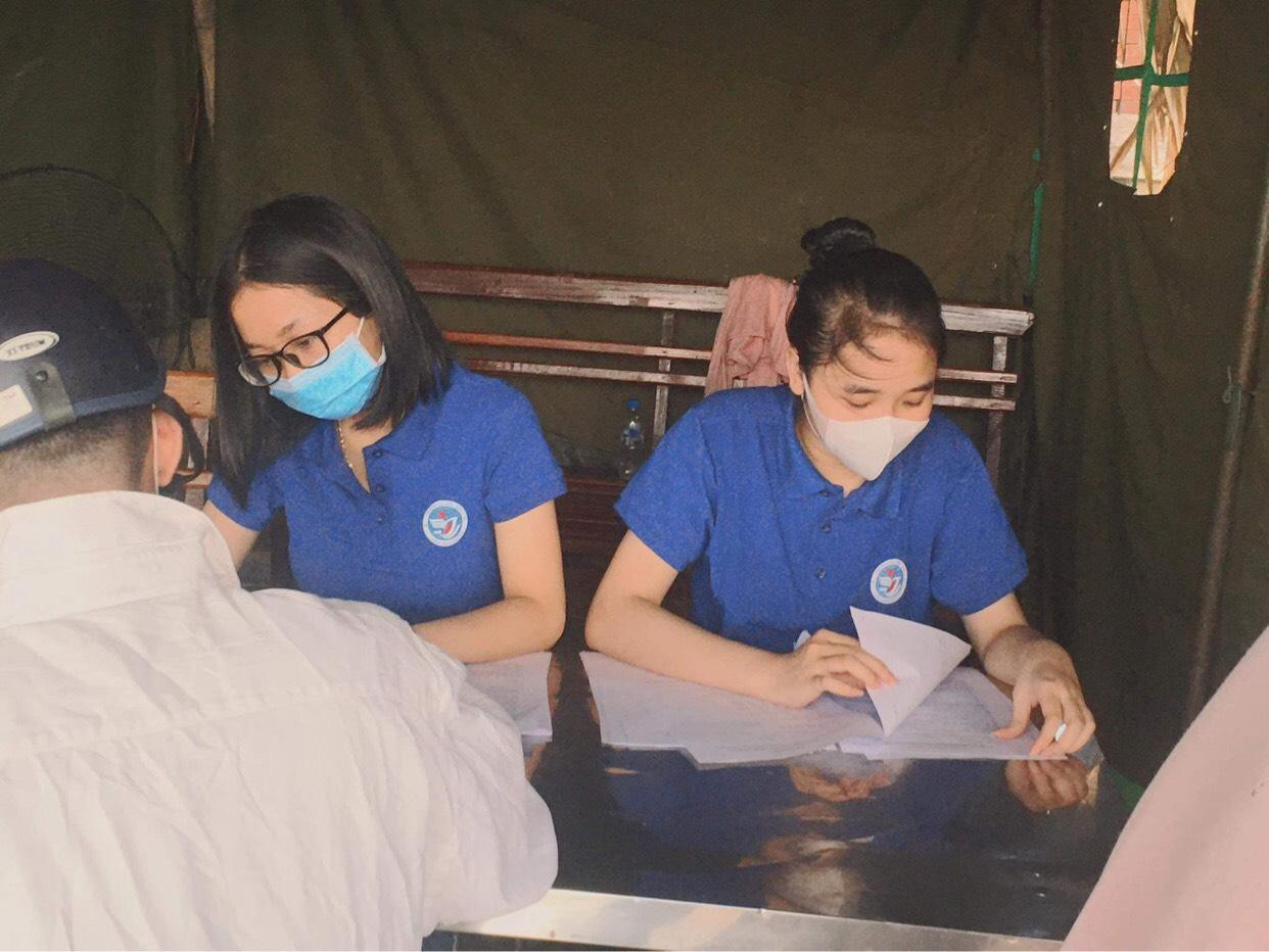 Hình ảnh Huyền Chi tham gia tình nguyện trực chốt chống dịch ở quê nhà.