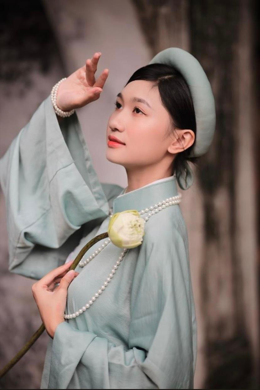 Quỳnh được biết đến với vai trò là một mẫu ảnh tự do - cũng từ đó giúp cô có thêm thu nhập. Quỳnh được biết đến với vai trò là một mẫu ảnh tự do - cũng từ đó giúp cô có thêm thu nhập.