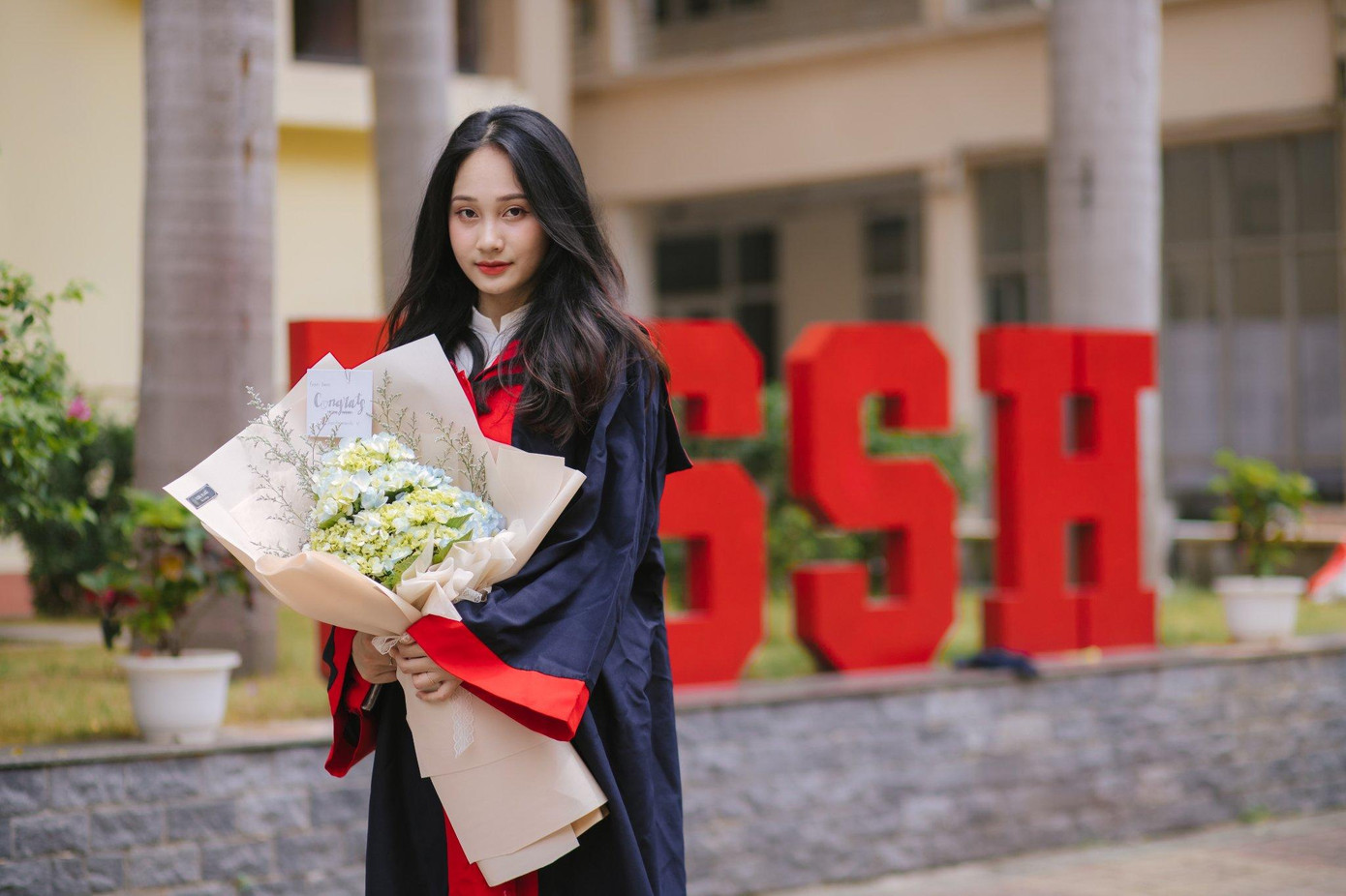 Mùa hè này, Tú Anh sẽ chính thức trở thành tân cử nhân ngành Khoa học quản lý. Mùa hè này, Tú Anh sẽ chính thức trở thành tân cử nhân ngành Khoa học quản lý.