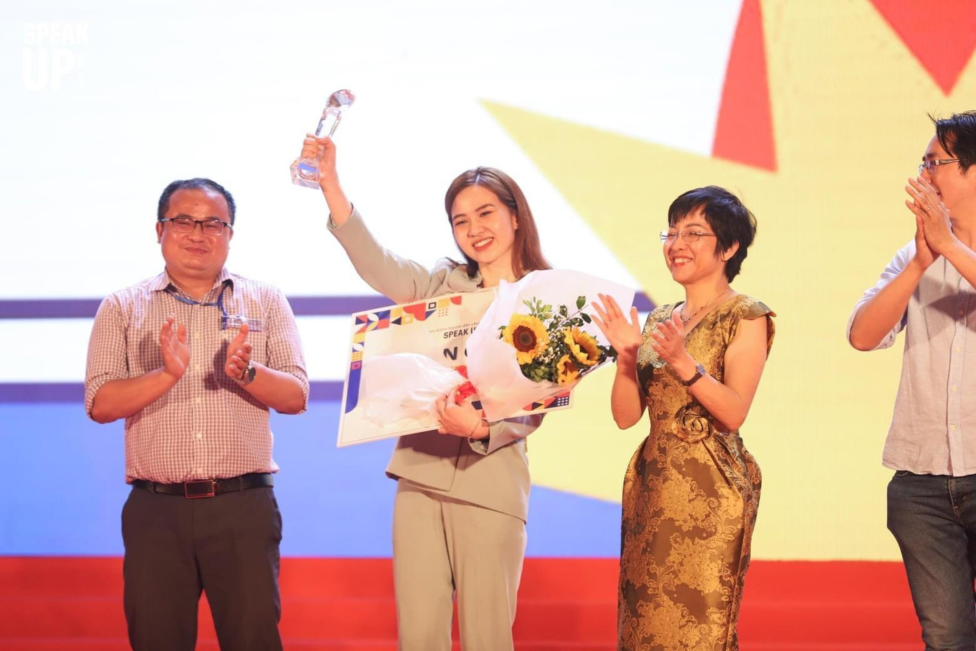 Cô sinh viên Báo Ảnh xuất sắc giành ngôi vị cao nhất cuộc thi. Cô sinh viên Báo Ảnh xuất sắc giành ngôi vị cao nhất cuộc thi.