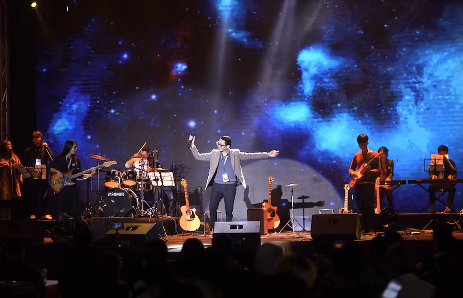 KTS, Nhạc sĩ Nguyễn Thanh Minh – cựu phó chủ nhiệm Câu lạc bộ Guitar Kiến trúc mang nhiều món quà âm nhạc tới liveshow Đất trời.
