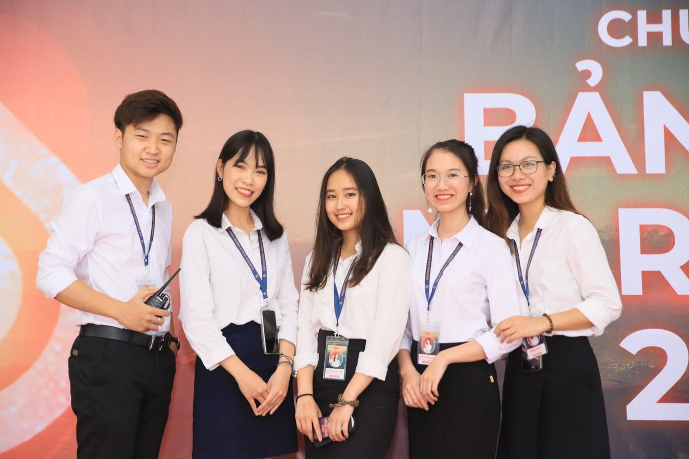 Phương Linh đã có thêm những người bạn mới, mở rộng các mối quan hệ trong học tập cũng như câu lạc bộ. Phương Linh đã có thêm những người bạn mới, mở rộng các mối quan hệ trong học tập cũng như câu lạc bộ.