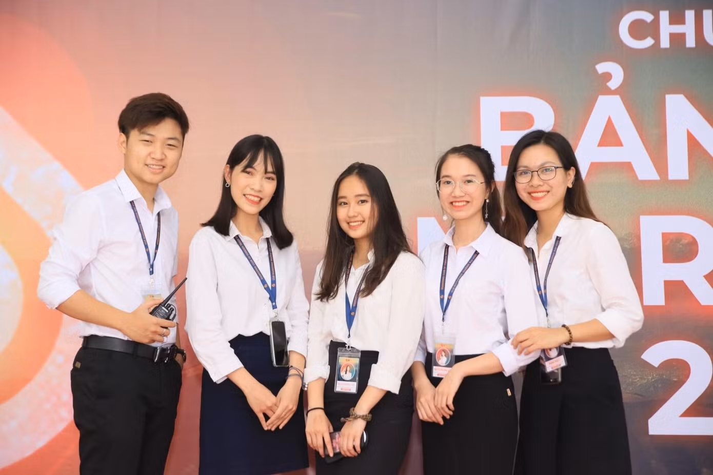 Phương Linh đã có thêm những người bạn mới, mở rộng các mối quan hệ trong học tập cũng như câu lạc bộ.