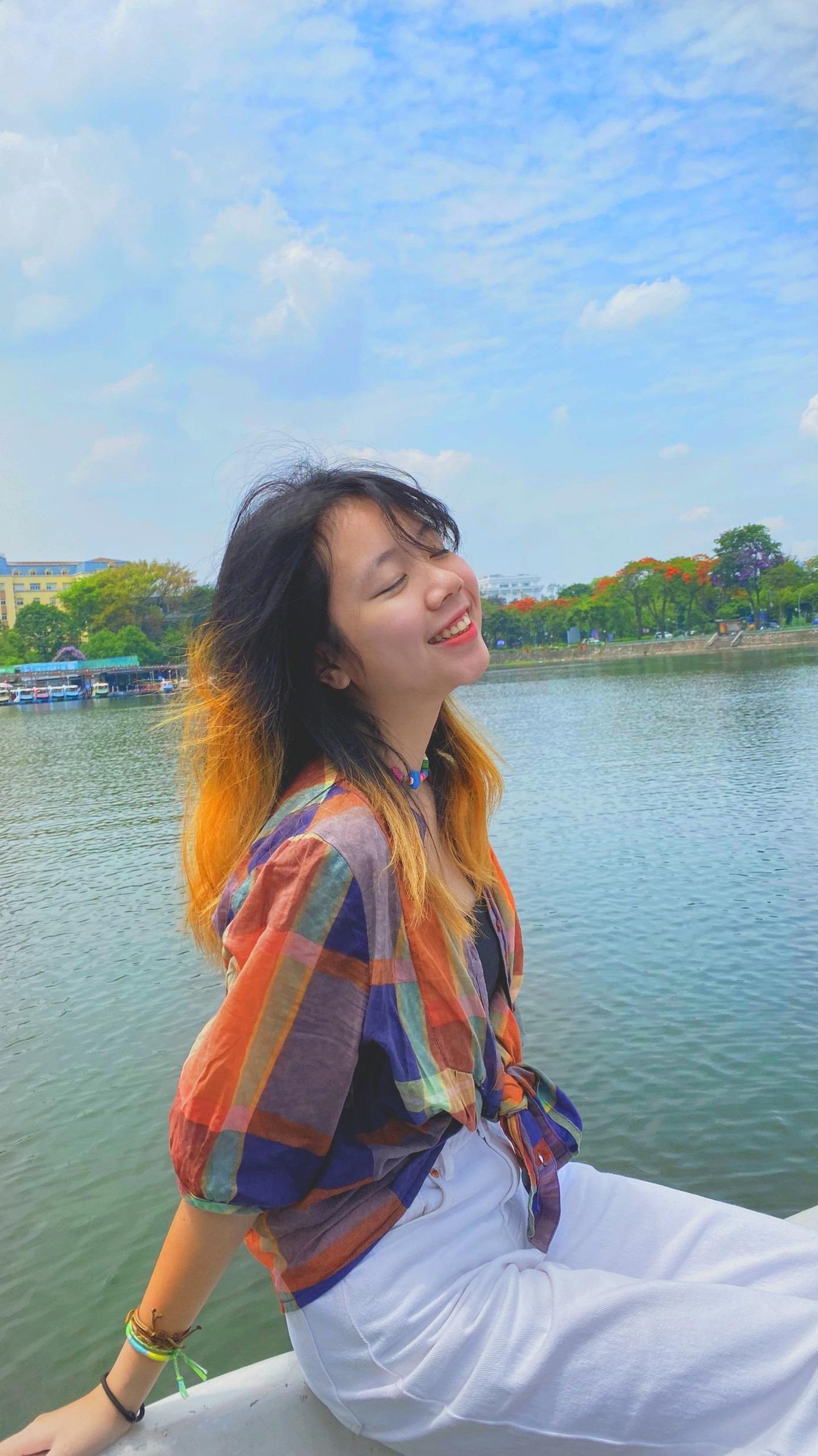 Nụ cười là nguồn động lực tinh thần lớn lao giúp Quyên vượt lên những áp lực, khó khăn trong học tập và cuộc sống.