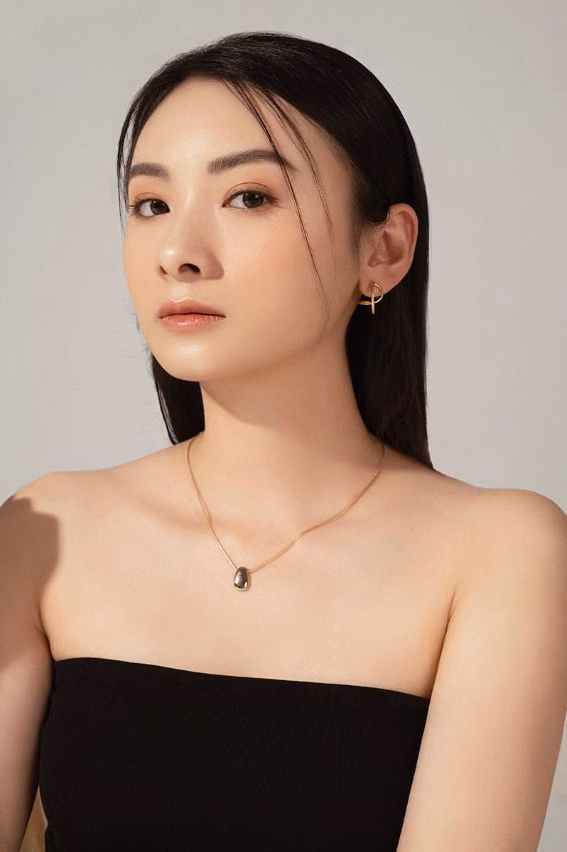 Xuân Anh đặt sự chú trọng không chỉ riêng vẻ bên ngoài, mà còn cả nội tâm nuôi dưỡng bên trong, hướng đến vẻ đẹp “chân - thiện - mỹ”.