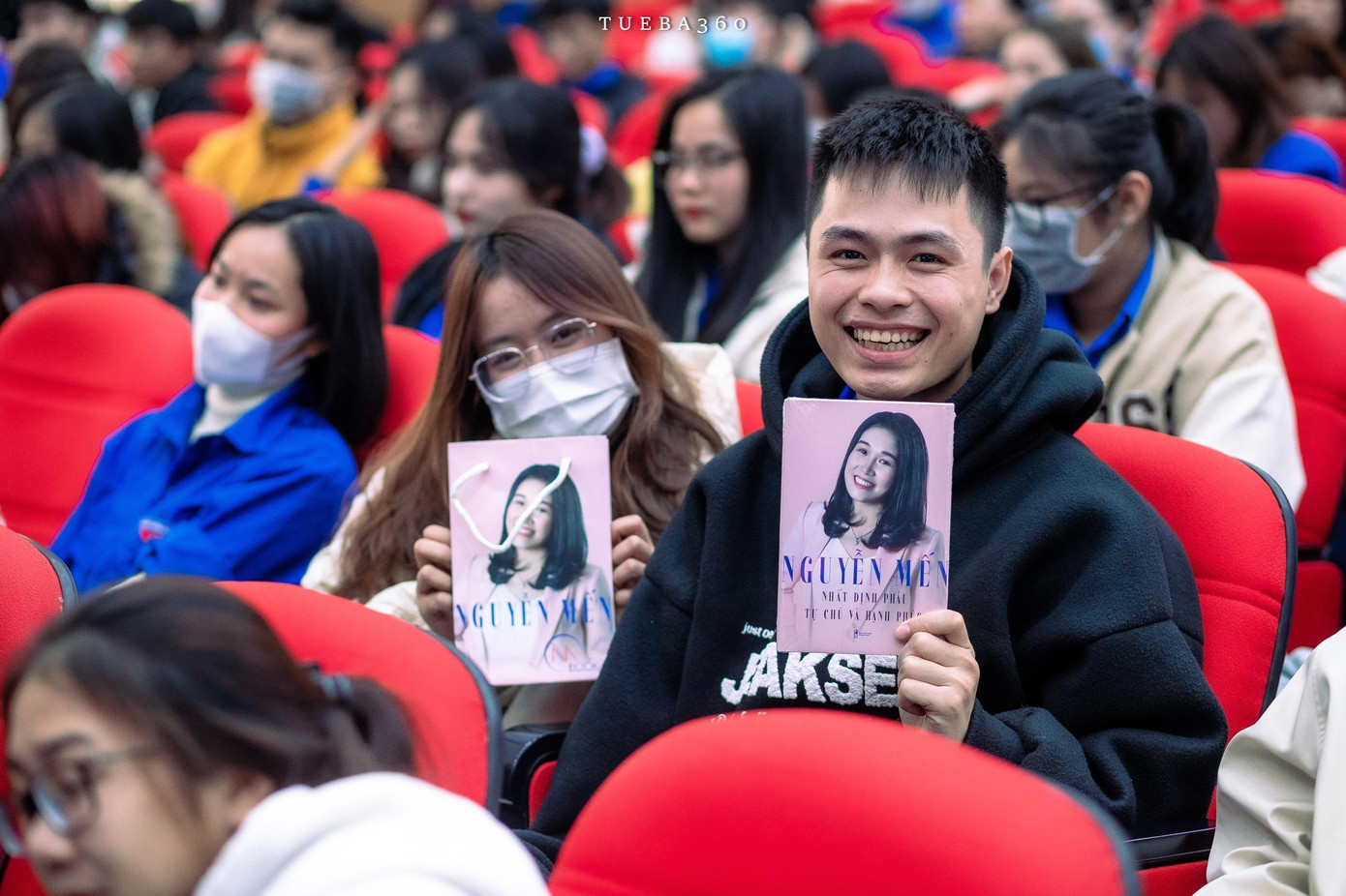 Các bạn sinh viên thích thú khi đặt câu hỏi giao lưu và được nhận sách từ Chủ tịch GBM Group Nguyễn Mến tại buổi tọa đàm. Các bạn sinh viên thích thú khi đặt câu hỏi giao lưu và được nhận sách từ Chủ tịch GBM Group Nguyễn Mến tại buổi tọa đàm.