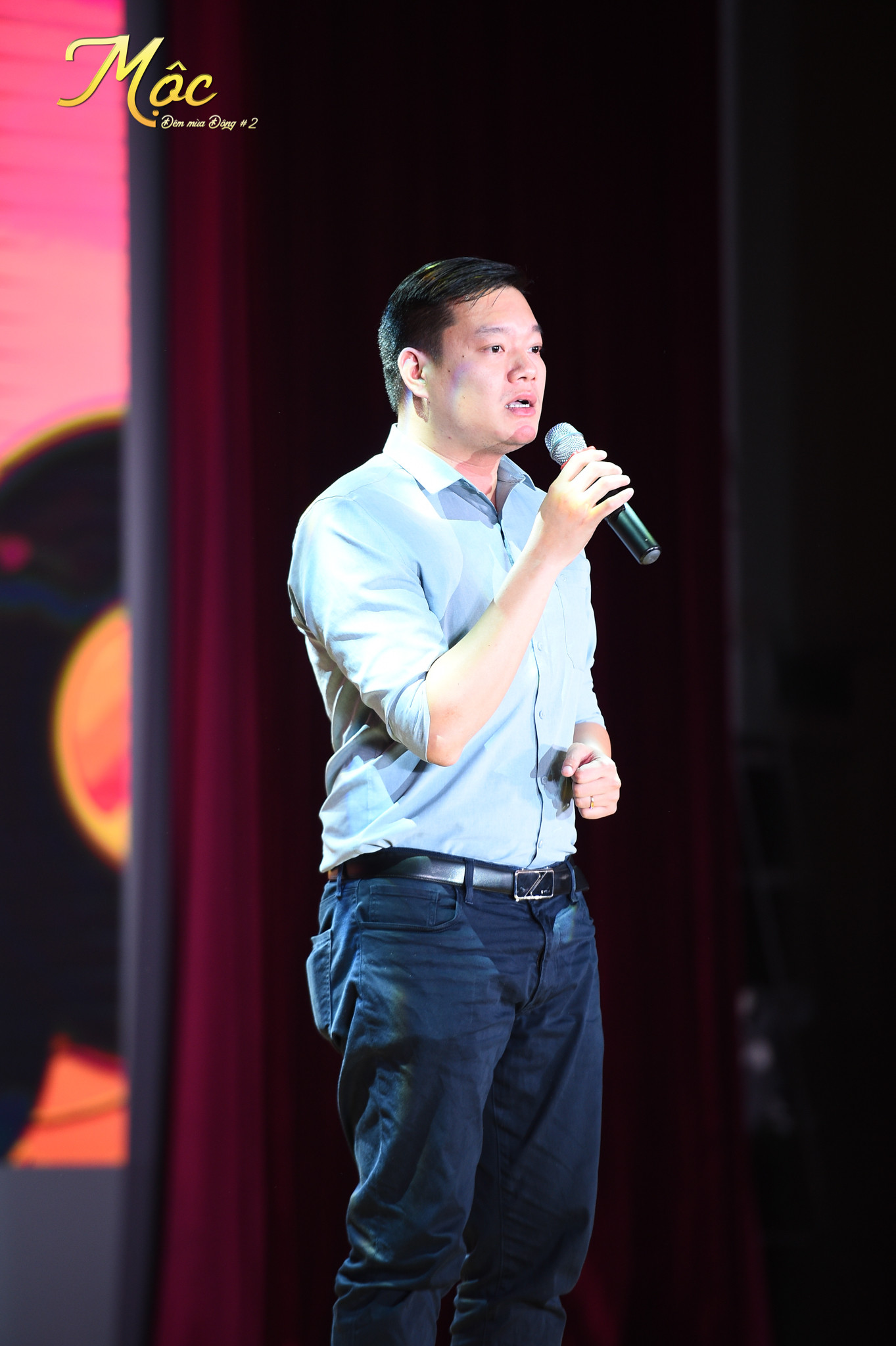 Thầy Phan Hoàng Quỳnh - Bí thư Đoàn thanh niên Học viện Báo chí và Tuyên truyền phát biểu xúc động trong bầu không khí hào hứng (Ảnh: BTC). Thầy Phan Hoàng Quỳnh - Bí thư Đoàn thanh niên Học viện Báo chí và Tuyên truyền phát biểu xúc động trong bầu không khí hào hứng (Ảnh: BTC).