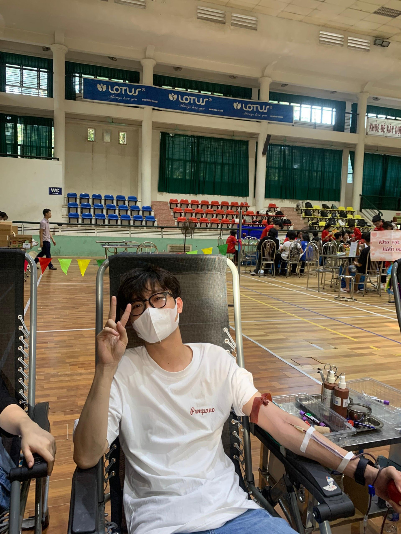 Là thế hệ thanh niên xung kích, chàng trai trẻ tích cực tham gia hiến máu tình nguyện vì cộng đồng.