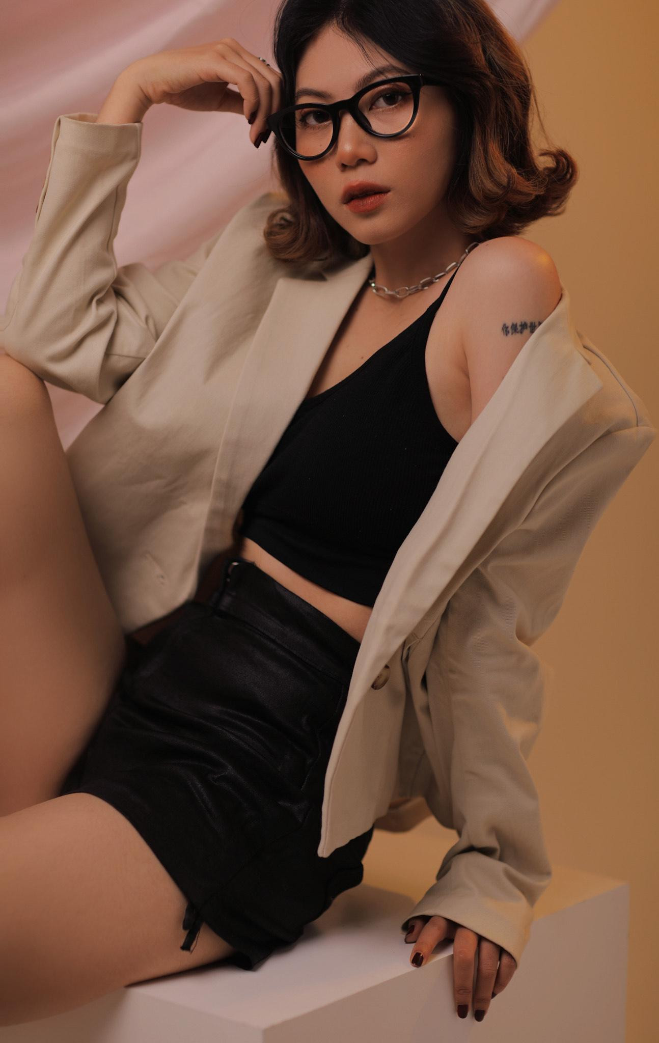 Trước khi đến với nghệ thuật, Thảo Trinh từng tốt nghiệp trường Cao đẳng Kinh tế TP.HCM và làm việc tại văn phòng.