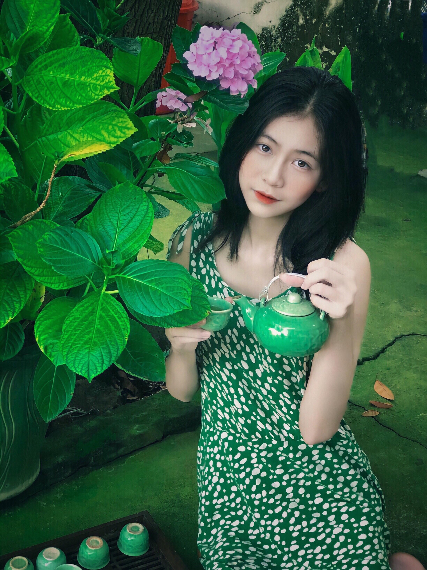 Hiện tại, dù vẫn dành thời gian chính cho công việc học, tuy nhiên song song đó Ánh Tuyết còn kinh doanh mỹ phẩm, đồ makeup online.