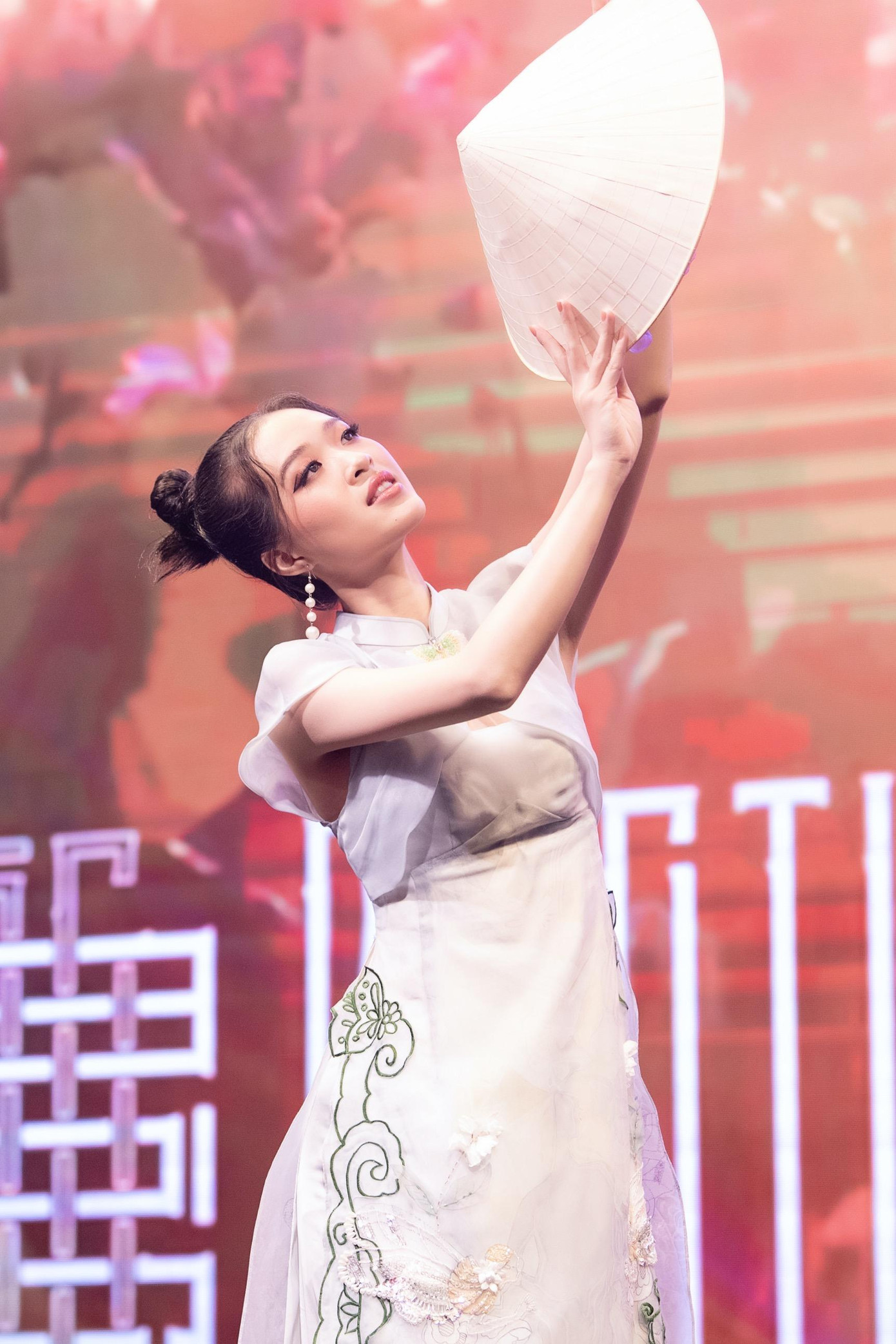 Người đẹp sinh năm 2003 múa nón trên nền nhạc bài "Nàng thơ xứ Huế" trong phần thi Tài năng Miss World Vietnam 2022. Người đẹp sinh năm 2003 múa nón trên nền nhạc bài "Nàng thơ xứ Huế" trong phần thi Tài năng Miss World Vietnam 2022.