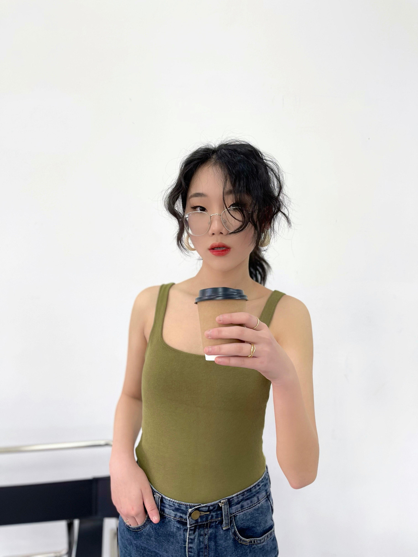 Nguyễn Thị Mai Linh (sinh năm 2003) sinh viên trường Đại học FPT, chuyên ngành Kinh doanh quốc tế.