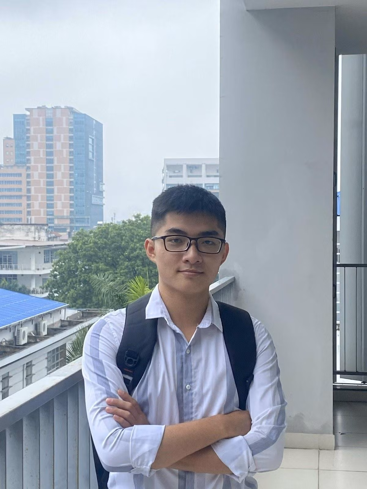 Quốc Bảo luôn đi học đầy đủ và nghe thầy cô giảng bài, dù đôi lúc không hiểu bài nhưng vẫn phải ghi chép để về nhà xem lại.