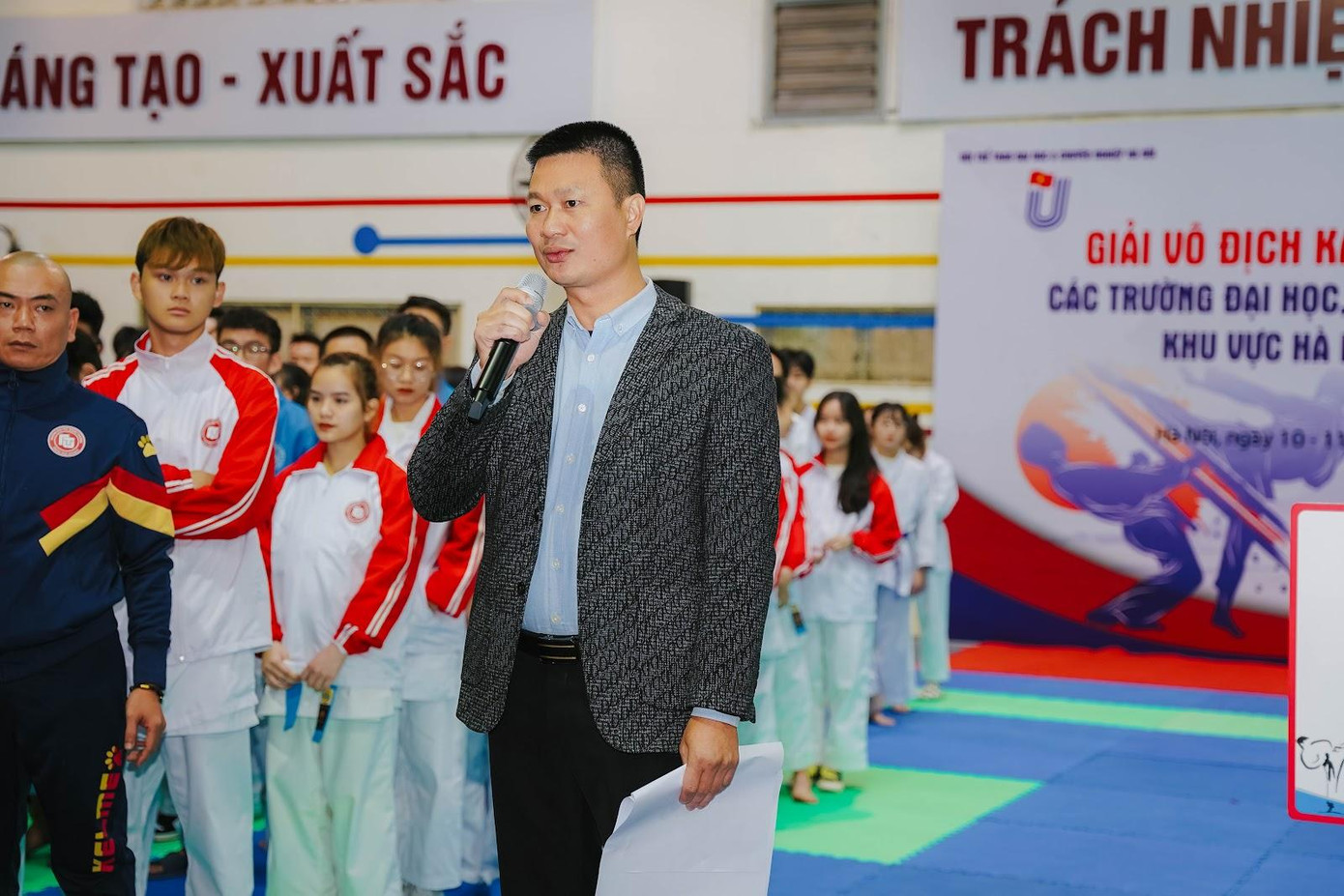 Ông Nguyễn Viết Trung Đại diện Hội Thể thao ĐH&CN Hà Nội phát biểu.