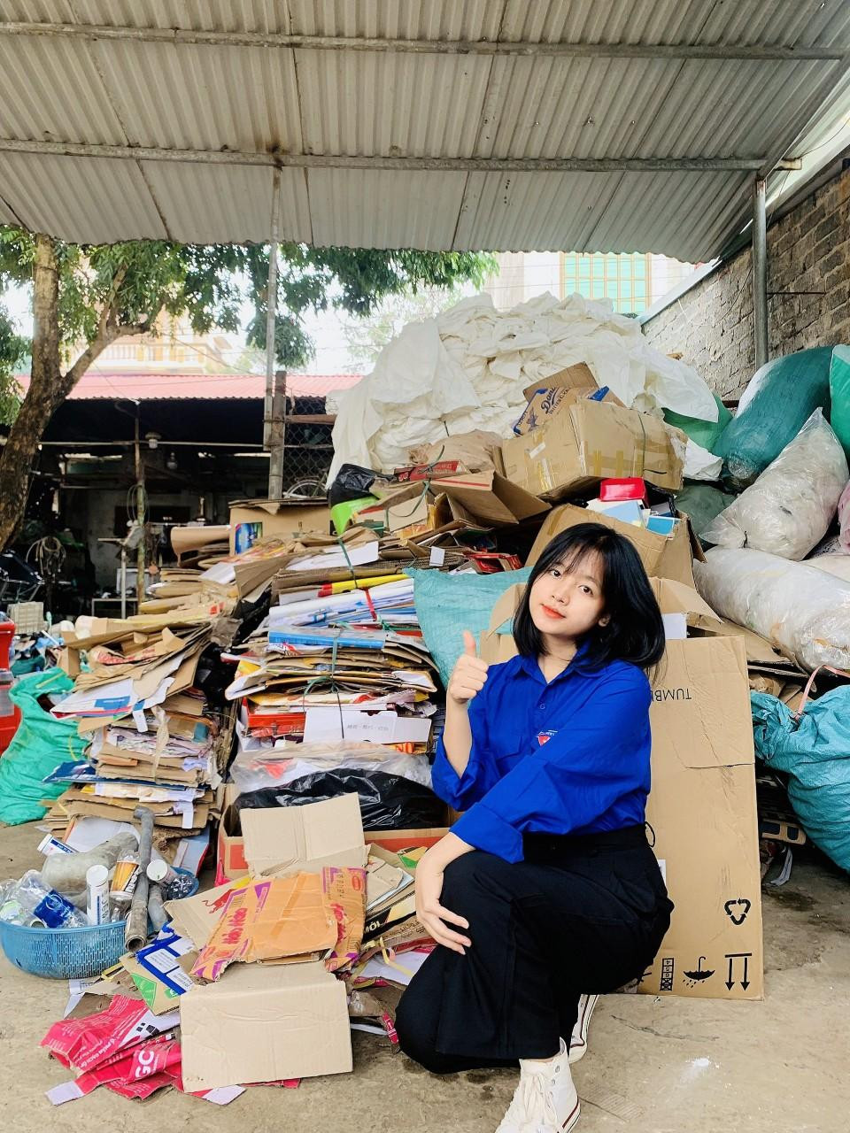 Hồng Thảo tham gia hoạt động Đổi rác thải nhựa lấy cây xanh. Hồng Thảo tham gia hoạt động Đổi rác thải nhựa lấy cây xanh.