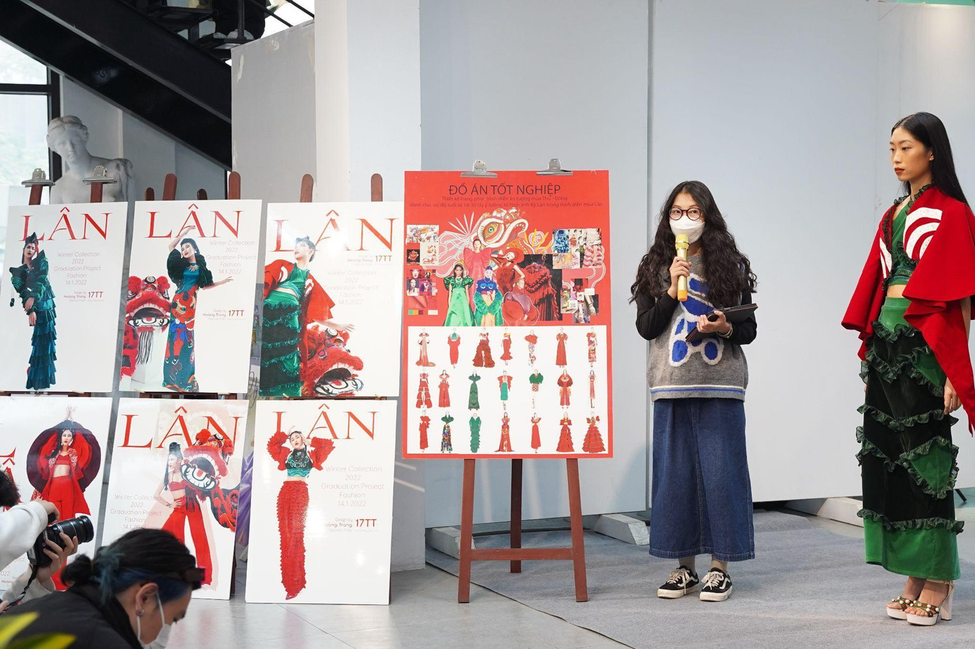 Thu Trang thuyết trình về BST Lân của mình tại lễ bảo vệ Đồ án tốt nghiệp.